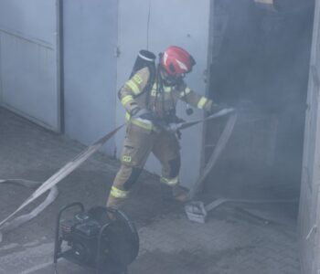 Strażacy ćwiczą w wyrobiskach ćwiczebnych Centralnej Stacji Ratownictwa Górniczego S.A. w Bytomiu.